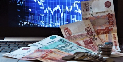 Рубль растет к основным валютам на "тонком" рынке перед долгими выходными